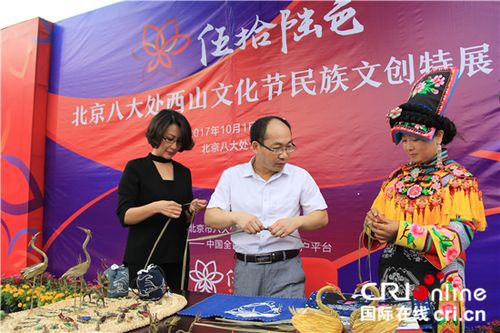 南海网 新闻中心 国际新闻 环球扫描  羌族艺术家向记者展示羌族刺绣